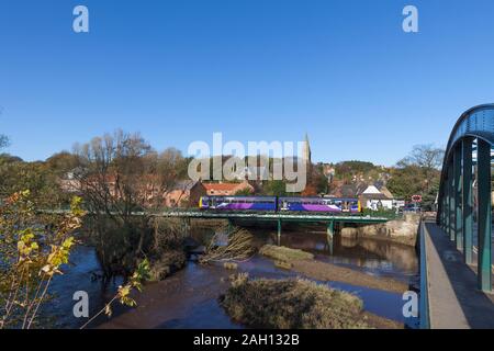 Classe 142 arriva Northern rail train pacer 142022 viaduc traversant la rivière Esk à Ruswarp sur l'Esk valley ligne de chemin de fer avec un train de Whitby Banque D'Images