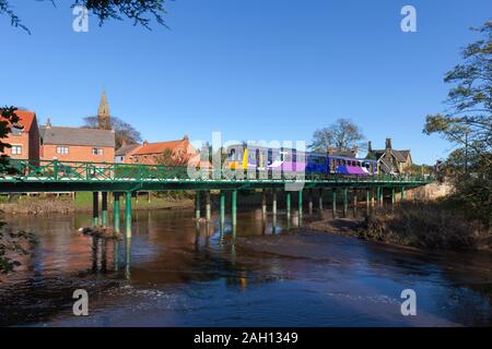 Classe 142 arriva Northern rail train pacer 142022 viaduc traversant la rivière Esk à Ruswarp sur l'Esk valley ligne de chemin de fer avec un train de Whitby Banque D'Images