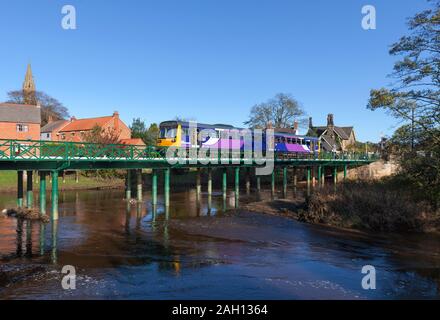 Classe 142 arriva Northern rail train pacer 142022 viaduc traversant la rivière Esk à Ruswarp sur l'Esk valley ligne de chemin de fer avec un train de Whitby Banque D'Images