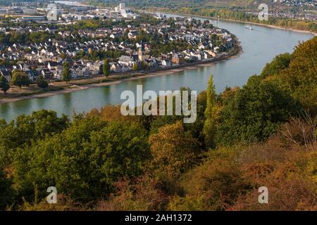 Belle vue aérienne du Rhin, la ville de Coblence à la rive et le coloré arbres le long de la colline vue de la visualisation en bois... Banque D'Images