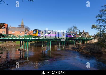 Classe 142 arriva Northern rail train pacer 142022 viaduc traversant la rivière Esk à Ruswarp sur l'Esk valley ligne de chemin de fer avec un train de Whitby Banque D'Images