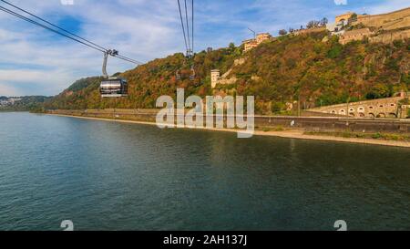 Vue parfaite de la célèbre forteresse Ehrenbreitstein sur la rive est du Rhin avec le funiculaire de traverser la rivière à Coblence, en Allemagne sur un... Banque D'Images