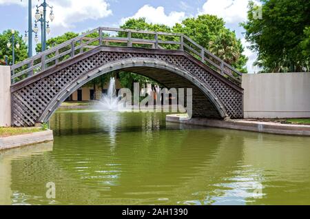 Pont enjambant l étang à Louis Armstrong parc public à la Nouvelle Orléans en Louisiane Banque D'Images