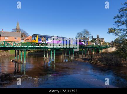 Classe 142 arriva Northern rail train pacer 142022 viaduc traversant la rivière Esk à Ruswarp sur l'Esk valley ligne de chemin de fer avec un train de Whitby Banque D'Images