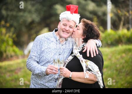 Swansea, Pays de Galles, Royaume-Uni. 26Th Dec 2019. Lundi 23 décembre 2019 Swansea, Royaume-Uni. Sur la photo, Stephen et Lesley Schiltz de Pontardawe près de Swansea, qui ont gagné un supplément de millions de livres sur la Loterie Nationale EutoMillions UK Millionaire Maker. Le couple, qui s'installe à Nouvelle-Galles du Sud de Londres sous il y a un an, l'intention de passer une partie des gains sur une maison de vacances en Australie. Crédit : Robert Melen/Alamy Live News Banque D'Images