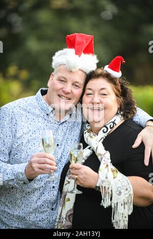 Swansea, Pays de Galles, Royaume-Uni. 26Th Dec 2019. Lundi 23 décembre 2019 Swansea, Royaume-Uni. Sur la photo, Stephen et Lesley Schiltz de Pontardawe près de Swansea, qui ont gagné un supplément de millions de livres sur la Loterie Nationale EutoMillions UK Millionaire Maker. Le couple, qui s'installe à Nouvelle-Galles du Sud de Londres sous il y a un an, l'intention de passer une partie des gains sur une maison de vacances en Australie. Crédit : Robert Melen/Alamy Live News Banque D'Images