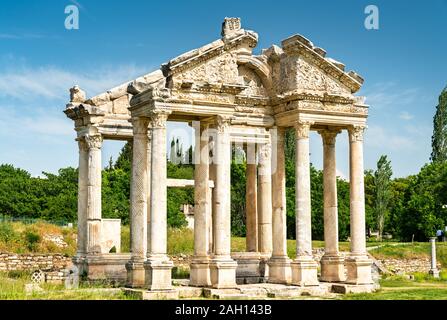 La porte monumentale ou tetrapylon à Aphrodisias en Turquie Banque D'Images