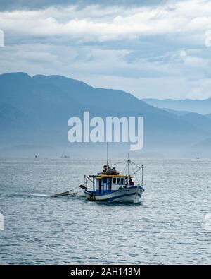 Un chalutier de crevettes de Paraty, RJ, Brésil Banque D'Images