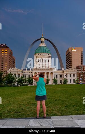 11 juin 2018 : Saint Louis, États-Unis : femme prend Photo de Saint Louis Arch et Old Courthouse Banque D'Images