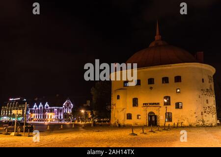 Vyborg, Oblast de Léningrad, en Russie - 12 septembre 2018 : belle vue de la place du marché et la Tour Ronde de nuit Banque D'Images