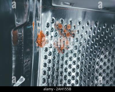 La rouille sur le tambour de la nouvelle machine à laver Banque D'Images