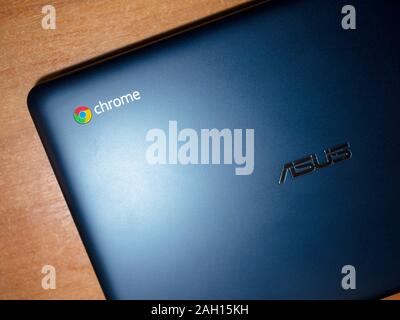 Bichkek, Kirghizistan - Février 1, 2017 : Asus portable Chromebook sur une table, vue du dessus Banque D'Images