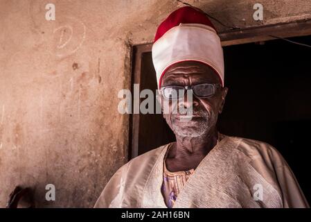 Le Bénin, Kandi, chef de tribu, chef, homme africain, vieille homme africain, royal hat, le personnel Banque D'Images