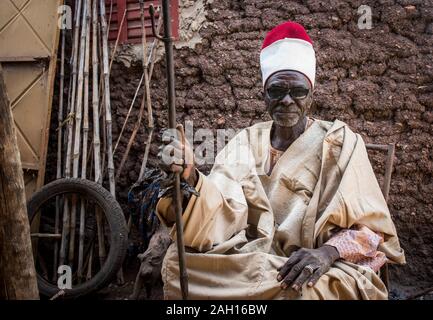 Le Bénin, Kandi, chef de tribu, chef, homme africain, vieille homme africain, royal hat, le personnel Banque D'Images