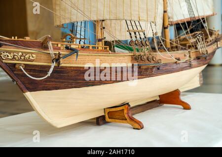 Voir de modèle de deux-mâts voilier du côté de l'ancre de mer Banque D'Images