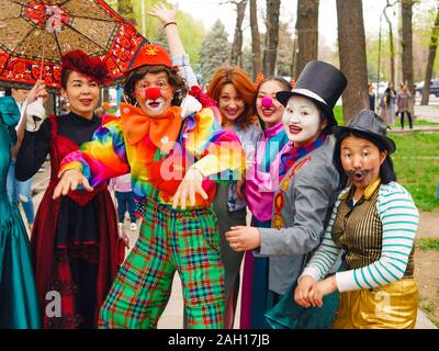 Carnival où de nombreux clowns recueillies et amuser les autres et les passants dans le parc. Banque D'Images