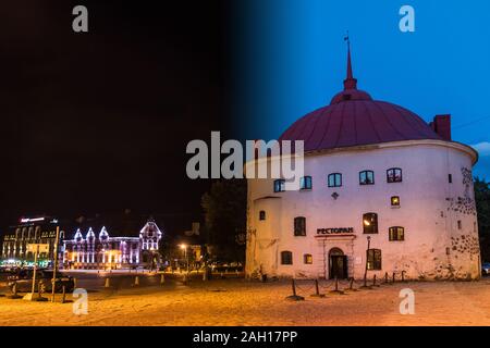 Vyborg, Oblast de Léningrad, en Russie - 12 septembre 2018 : collage de time-lapse à crépuscule nuit transition. La place du marché et la tour ronde Banque D'Images