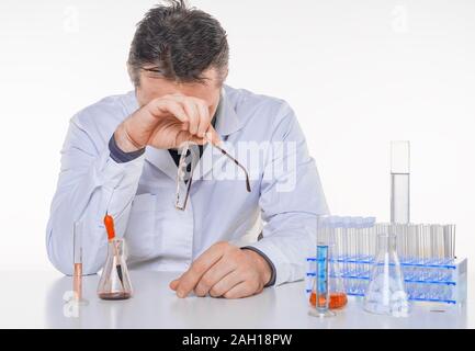 Tired doctor en laboratoire. Photo sur fond blanc Banque D'Images