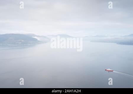 Bateau Ferry Crossing le vaste océan ouvert voyage croisière Vue aérienne de plus, pendant le temps de l'atmosphère de l'île de mer Ecosse UK Banque D'Images