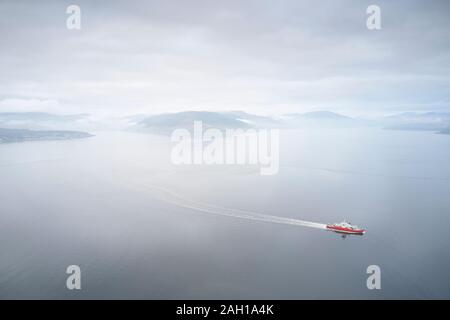 Bateau Ferry Crossing le vaste océan ouvert voyage croisière Vue aérienne de plus, pendant le temps de l'atmosphère de l'île de mer Ecosse UK Banque D'Images