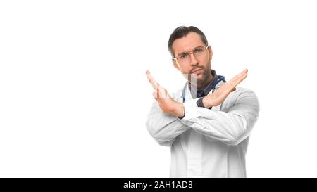Médecin Homme montrant un panneau d'arrêt. Doctor showing stop avec ses mains croisées. Isolé sur blanc. Concept de soins de santé. Banque D'Images