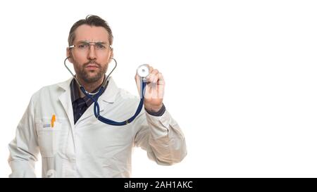 La photo en gros plan d'un homme médecin auscultating with stethoscope. Isolé sur fond blanc Banque D'Images