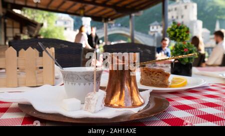 Café bosniaque traditionnel sur la table avec l'avis de vieux pont en arrière-plan Mostar, Bosnie-Herzégovine. Banque D'Images