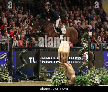 Londres, ANGLETERRE - 22 décembre Scott Brash équitation Bonjour Vincent au cours de la Turkish Airlines Le Grand Prix à Olympia Olympia, Londres, le dimanche 22 décembre 2019. (Crédit : Jon Bromley | MI News ) Banque D'Images