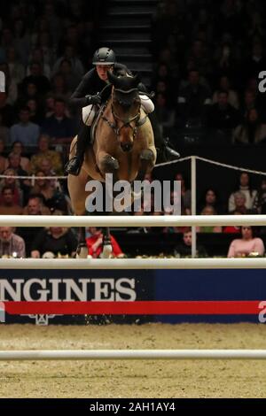 Londres, ANGLETERRE - 22 décembre Holly Smith rides coeurs pendant le destin la Turkish Airlines Olympia Grand Prix à Olympia, Londres, le dimanche 22 décembre 2019. (Crédit : Jon Bromley | MI News ) Banque D'Images