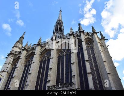 La Sainte Chapelle, monument gothique vue extérieure avec des vitraux, étayer et spire. Paris, France. Banque D'Images