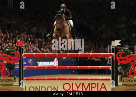 Londres, ANGLETERRE - 22 décembre Holly Smith rides coeurs pendant le destin la Turkish Airlines Olympia Grand Prix à Olympia, Londres, le dimanche 22 décembre 2019. (Crédit : Jon Bromley | MI News ) Banque D'Images