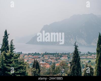 Riva del Garda au lac de Garde, dans le nord de l'Italie, par une journée ensoleillée Banque D'Images