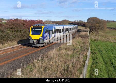 Classe 195 arriva Northern rail train Lindle In Furness Cumbria sur la ligne de côte avec un aéroport de Manchester à Barrow-in-Furness train Banque D'Images