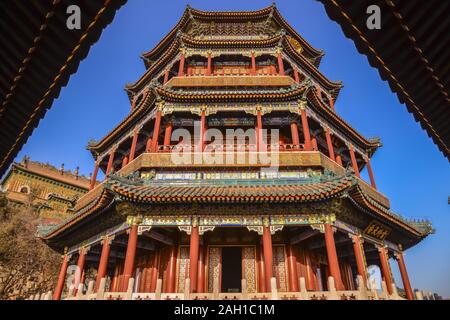 Le Temple bouddhiste de Vertu (longévité Hill) au Palais d'été (9 Minzu Yuan), Beijing. Vue de bas en haut. Banque D'Images