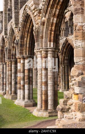 Whitby Abbey, donnant sur la mer du Nord sur la falaise est au-dessus de Whitby, dans le Yorkshire du Nord, Angleterre Banque D'Images