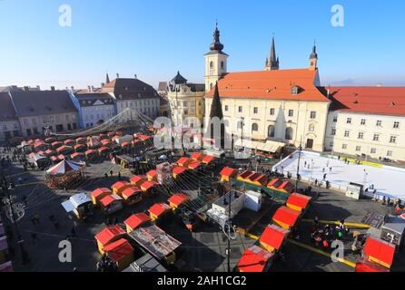 Vue depuis la grande roue sur le marché de Noël sur la Piata Mare à Sibiu, Transylvanie, Roumanie Banque D'Images