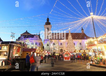 Lumières de Noël dans la Grande Place de Sibiu, en Transylvanie, Roumanie Banque D'Images