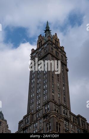 New York City - USA - 17 déc 2018 : le Sherry-Netherland hôtel donne sur Central Park à partir de la 5e Avenue, et est situé en face du métro Banque D'Images