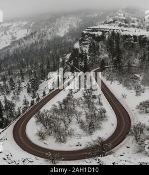 Rowena les boucles du fleuve Columbia historique l'autoroute dans la Columbia Gorge, Oregon Banque D'Images