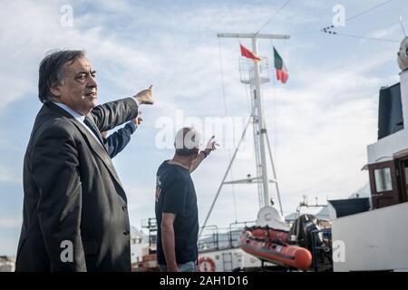 Palerme, Italie. Dec 21, 2019. Leoluca Orlando (L), maire de Palerme se trouve en face de l'Sea-Eye Alan Kurdi navire de sauvetage avant son départ pour la Méditerranée.Sea-Eye's Alan Kurdi navire de sauvetage patrouilles au large de la côte libyenne pour tenter de sauver des vies à la mer. Plus de 19 000 réfugiés et migrants sont morts depuis 2014 en tentant de traverser la Méditerranée. Credit : Sally Hayden/SOPA Images/ZUMA/Alamy Fil Live News Banque D'Images