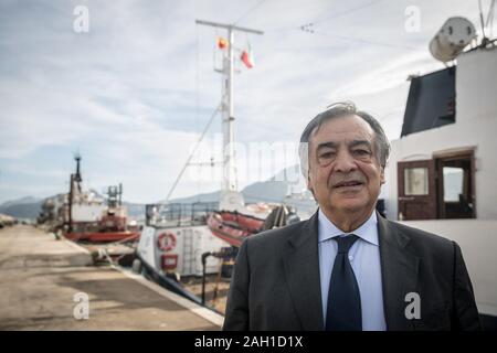 Palerme, Italie. Dec 21, 2019. Leoluca Orlando, maire de Palerme se trouve en face de l'Sea-Eye Alan Kurdi navire de sauvetage avant son départ pour la Méditerranée.Sea-Eye's Alan Kurdi navire de sauvetage patrouilles au large de la côte libyenne pour tenter de sauver des vies à la mer. Plus de 19 000 réfugiés et migrants sont morts depuis 2014 en tentant de traverser la Méditerranée. Credit : Sally Hayden/SOPA Images/ZUMA/Alamy Fil Live News Banque D'Images