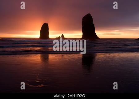 Coucher du soleil à Cannon Beach, Oregon Banque D'Images