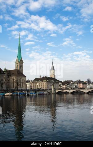 Voir l'historique de la ville de Zurich. Église Fraumunster et rivière Limmat au lac de Zurich. Canton de Zurich, Suisse. L'Europe. Banque D'Images