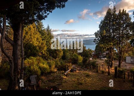 BARILOCHE, ARGENTINE, le 18 juin 2019 : magnifique coucher de soleil sur le lac Nahuel Huapi, ses îles et les montagnes en arrière-plan, entouré de Banque D'Images