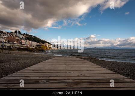 BARILOCHE, ARGENTINE, le 18 juin 2019 : en perspective du lac Nahuel Huapi et le paysage avec montagnes en arrière-plan, vu de Banque D'Images