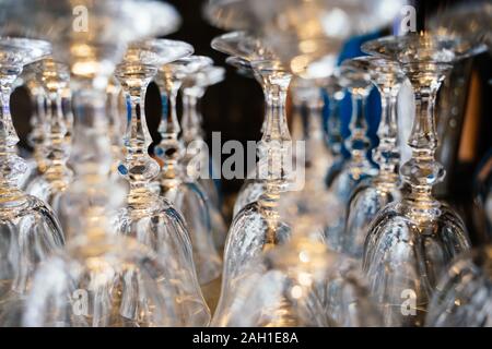 Gobelet en verre de cristal à l'envers, beaucoup de Banque D'Images