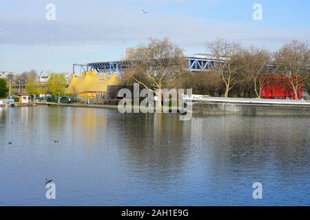 PARIS, FRANCE - 18 MAI 2019- voir des bateaux le long du Canal de l'Ourcq dans le 19ème arrondissement de Paris, France. Banque D'Images