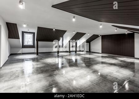 Loft meublé vide intérieur chambre mansarde avec des colonnes en bois et sol en béton humide sur toiture en noir et couleur style whote Banque D'Images