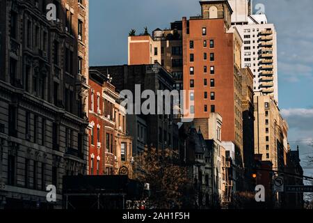 New York City - USA - 18 Mar 2019 : le coucher du soleil à bâtiments historiques à Amsterdan Avenue Upper West Side Banque D'Images