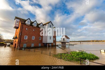 L'Abbaye Moulin entouré par la rivière Avon et de l'eau inondation Severn à Tewkesbury, Angleterre Banque D'Images